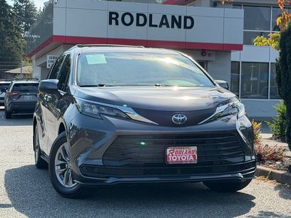 Used 2025 Toyota Sienna LE w/ LE Plus Package