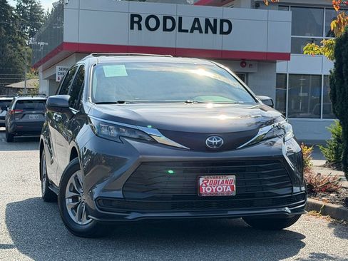 Used 2025 Toyota Sienna LE w/ LE Plus Package FWD image 1