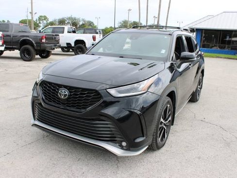 Used 2022 Toyota Highlander XSE AWD/4WD image 3