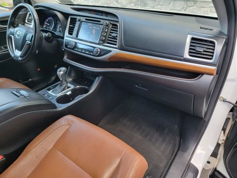 Used 2017 Toyota Highlander AWD V6 image 19
