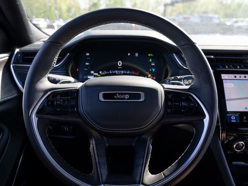 Used 2023 Jeep Grand Cherokee Overland w/ Luxury Tech Group IV AWD/4WD image 29