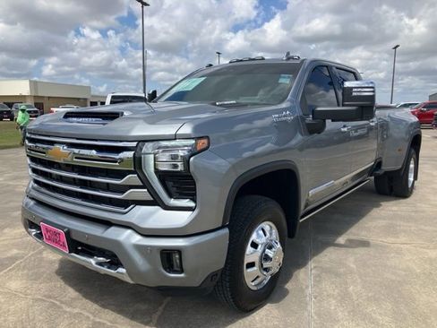 Used 2025 Chevrolet Silverado 3500 High Country w/ High Country Premium Package AWD/4WD image 3