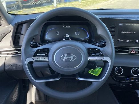 Used 2025 Hyundai Elantra SE image 11