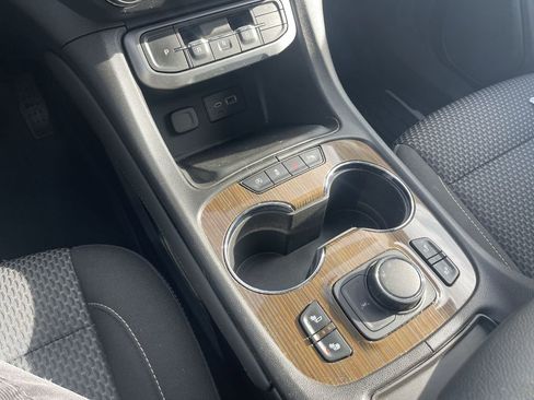 Used 2023 GMC Acadia SLE w/ Driver Convenience Package image 32