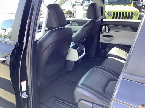 Used 2022 Kia Carnival LX image 25