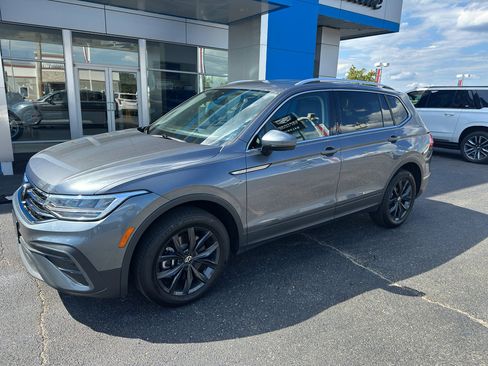 Used 2024 Volkswagen Tiguan SE image 2