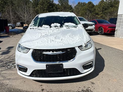 Used 2024 Chrysler Pacifica Touring-L image 3