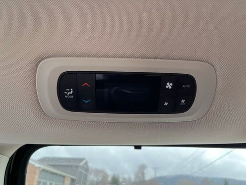 Used 2023 Chrysler Pacifica Touring-L image 27