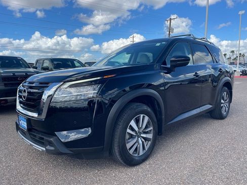Certified 2023 Nissan Pathfinder SL FWD image 3