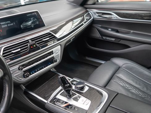 Used 2018 BMW 750i image 18