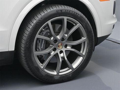 Used 2023 Porsche Cayenne Platinum Edition image 6