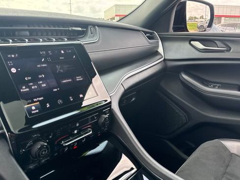 Used 2024 Jeep Grand Cherokee L Altitude image 25