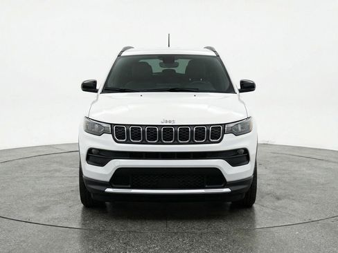 Used 2025 Jeep Compass Latitude AWD/4WD image 2