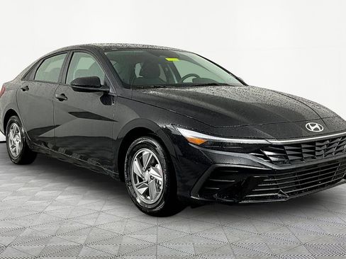 New 2026 Hyundai Elantra SE FWD image 3