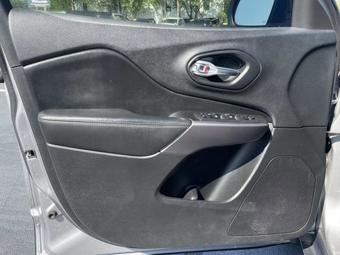 Used 2020 Jeep Cherokee Latitude FWD image 14