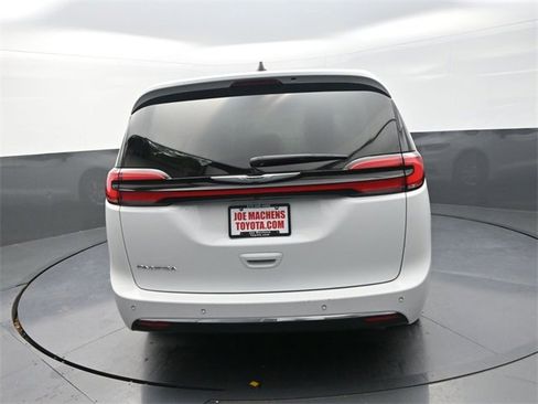 Used 2024 Chrysler Pacifica Touring-L image 6