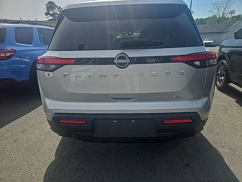 Used 2025 Nissan Pathfinder SV image 4