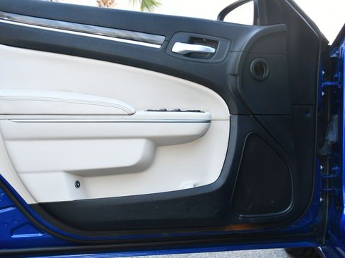 Used 2019 Chrysler 300 Touring w/ Chrome Appearance Package image 13