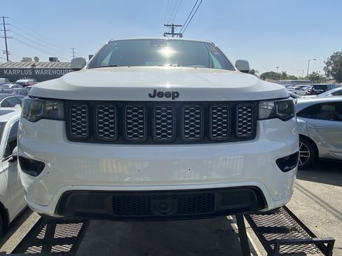 Used 2021 Jeep Grand Cherokee Laredo X image 3