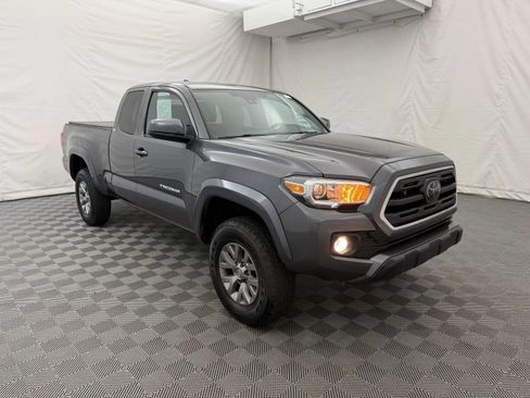 Used 2018 Toyota Tacoma SR5 w/ SR5 Appearance Package (SM) AWD/4WD image 4