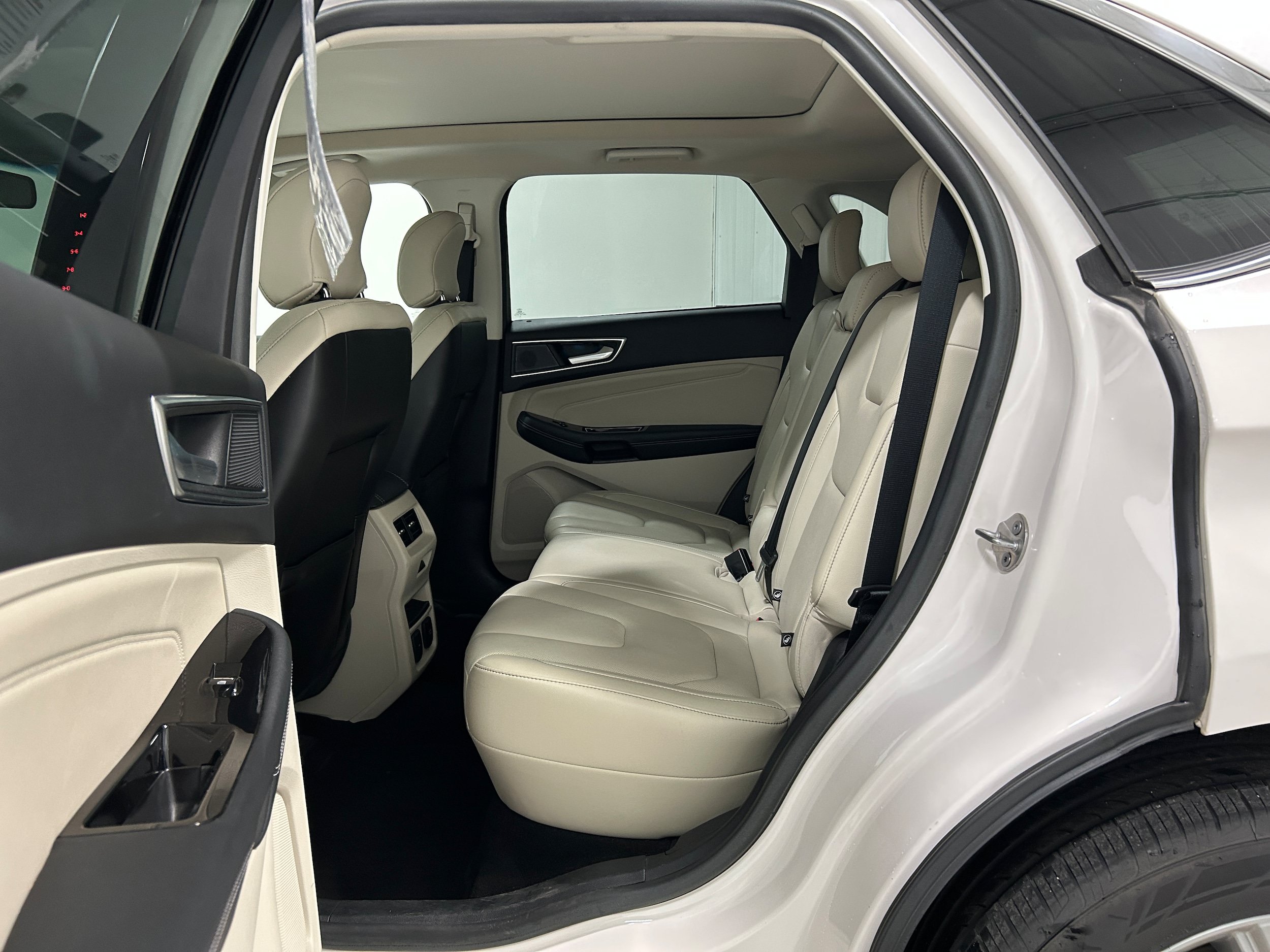 Used 2019 Ford Edge Titanium w/ Equipment Group 301A AWD/4WD image 31