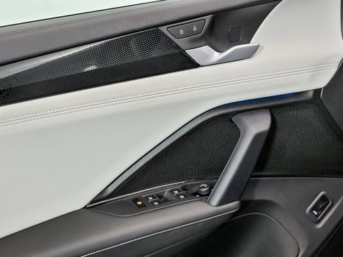 Used 2025 Volkswagen Tiguan SE w/ Panoramic Sunroof Package image 9