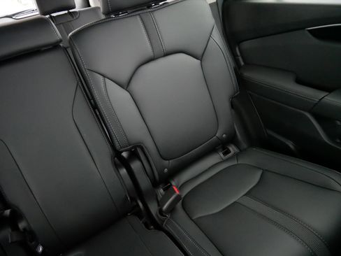 Certified 2025 Honda Pilot Touring image 14