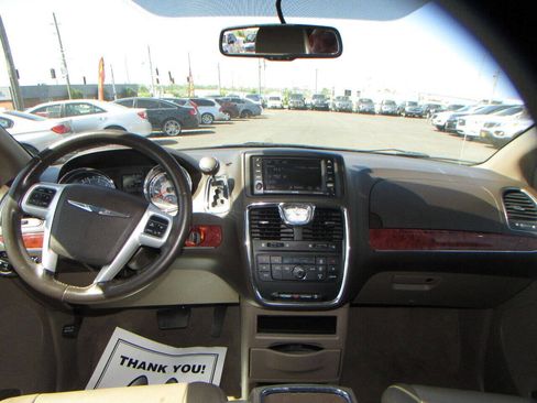 Used 2015 Chrysler Town & Country Touring image 17