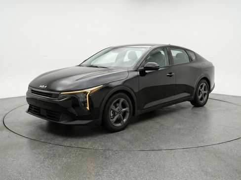 Used 2025 Kia K4 LXS image 3
