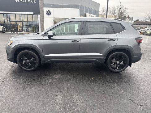 New 2026 Volkswagen Taos SE FWD image 3