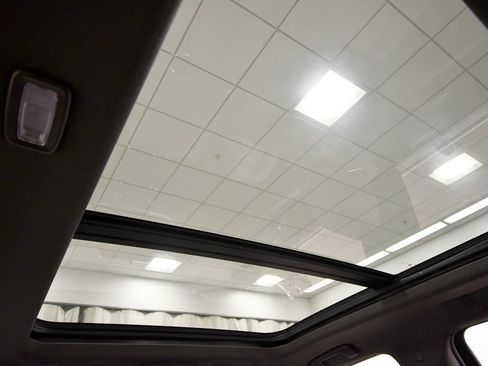 Used 2024 GMC Yukon XL SLT w/ SLT Premium Package image 16