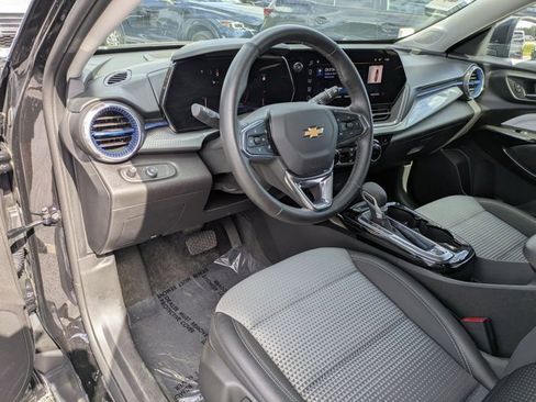 Used 2025 Chevrolet Trax LT w/ LT Convenience Package image 14