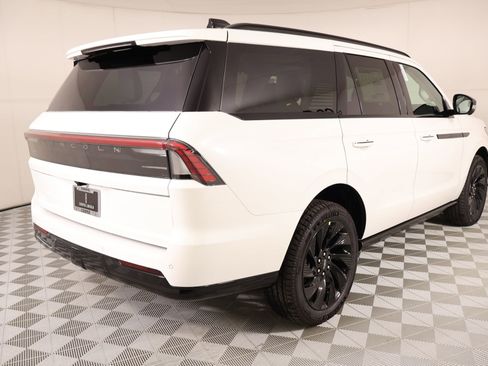 New 2026 Lincoln Navigator Reserve AWD/4WD image 23