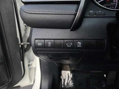 Used 2019 Toyota Camry SE w/ Carpet Mat Package image 25