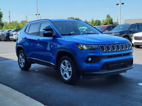 Used 2023 Jeep Compass Latitude w/ Convenience Group AWD/4WD image 2