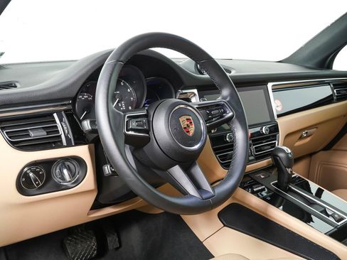 Certified 2025 Porsche Macan image 4