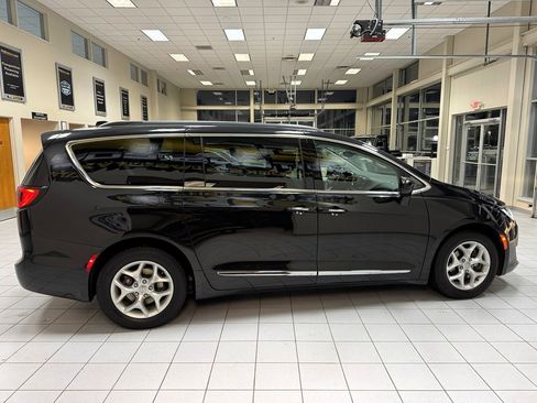 Used 2017 Chrysler Pacifica Touring-L w/ Tire & Wheel Group image 55