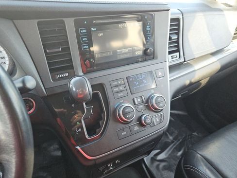 Used 2015 Toyota Sienna SE Premium image 33