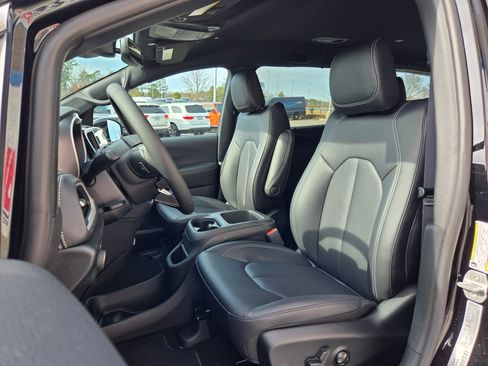 New 2026 Chrysler Pacifica Select image 23