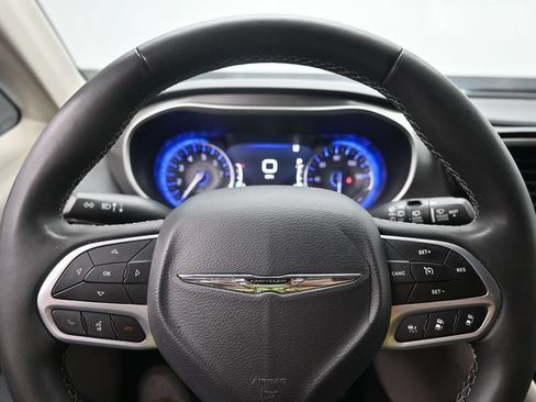 Used 2023 Chrysler Pacifica Touring-L FWD image 13