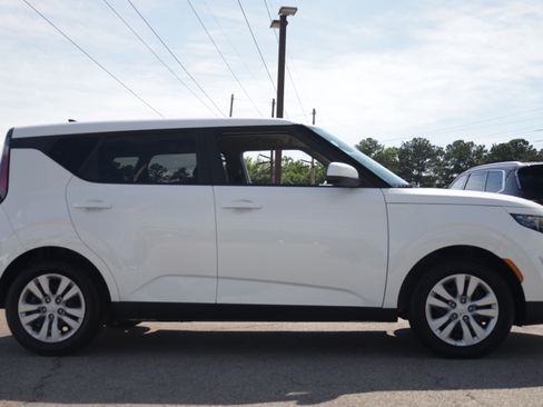 Used 2025 Kia Soul LX FWD image 5