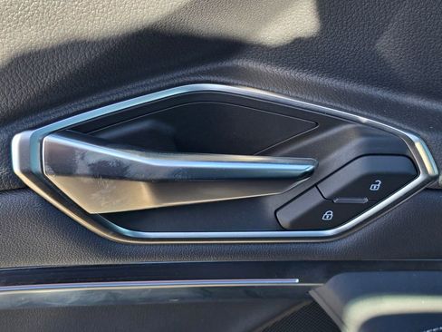 Used 2024 Audi SQ8 e-tron Premium Plus w/ Black Optic Package image 19