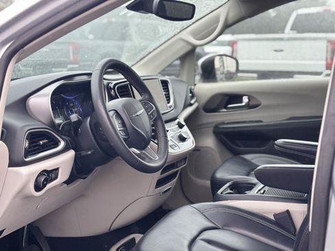 Used 2023 Chrysler Pacifica Touring-L FWD image 17