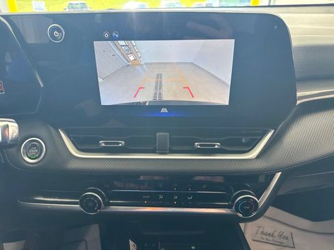Used 2025 Chevrolet Equinox LT AWD/4WD image 13