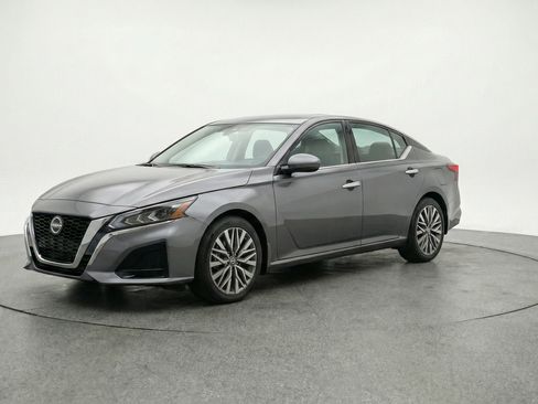Used 2025 Nissan Altima 2.5 SV FWD image 3