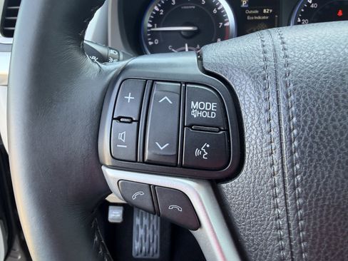 Used 2017 Toyota Highlander XLE AWD/4WD image 16