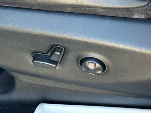 Used 2021 Chrysler Pacifica Limited w/ Uconnect Theater Family Group image 24