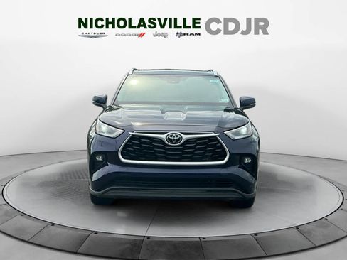 Used 2021 Toyota Highlander XLE AWD/4WD image 8