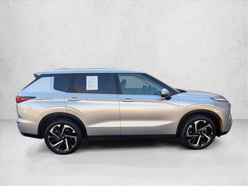 Used 2024 Mitsubishi Outlander SE image 4