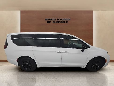 Used 2024 Chrysler Pacifica Limited FWD image 7